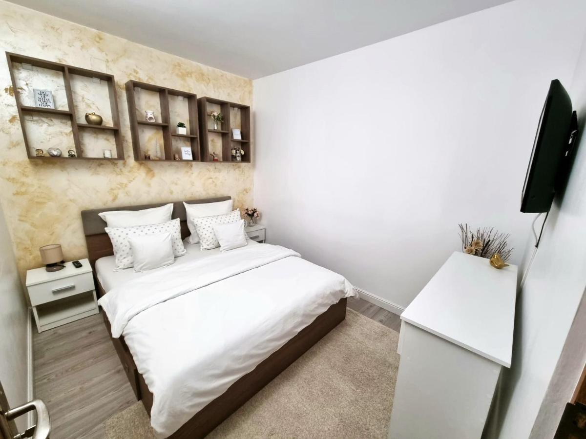 Ra Apartment - Ared Орадеа Екстериор снимка